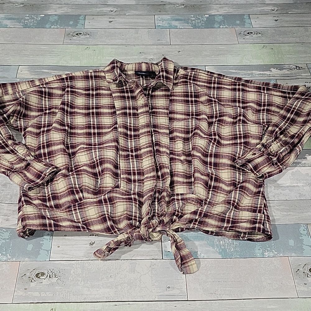 Daytrip Plaid Long Sleeved Button Up Short sz Large